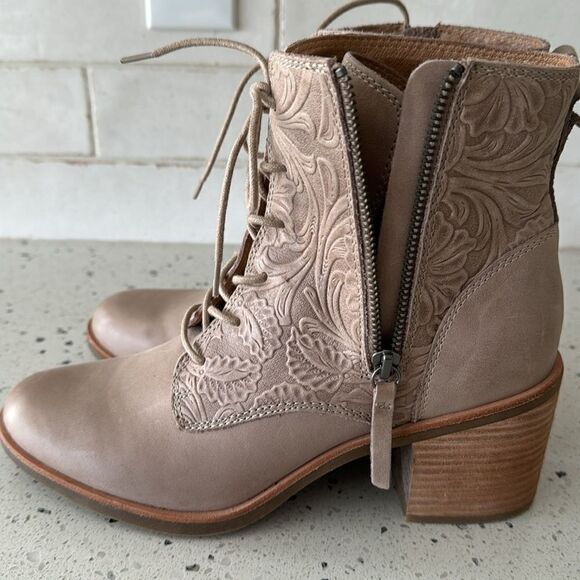 Sofft Sondra Light Taupe Leather Embossed Floral Block Heel Ankle Boots Size 9.5 - Picture 10 of 14